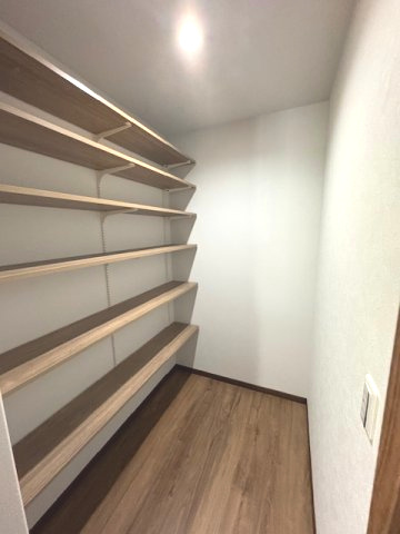 【収納】 | ライフフィールド大野台1丁目Ⅲ　1号地 | 食材のストックや重い飲料などをまとめて整理・収納できるパントリーをご用意！散らかりやすいキッチンもスッキリ整います。