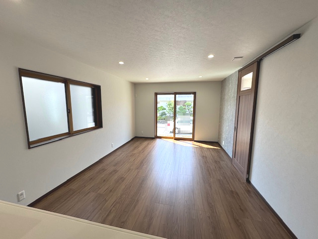 【居間・リビング】 | ライフフィールド大野台1丁目Ⅲ　1号地 | ダイニングテーブルやソファーなどの家具もゆったりと配置可能！居心地の良いリビングでゆったり家族団らんを。