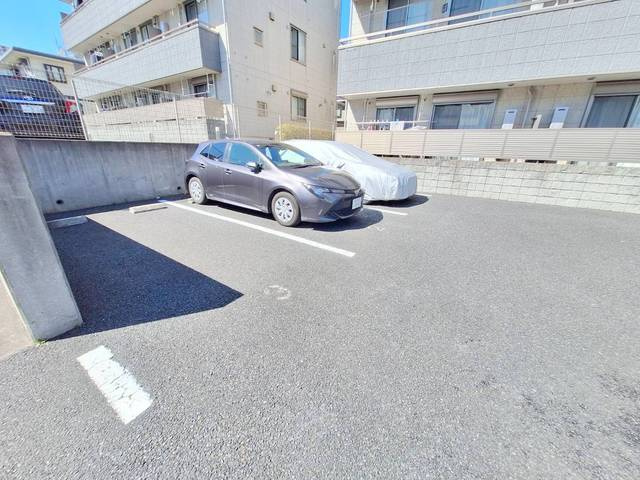トリニティ　イーストの駐車場