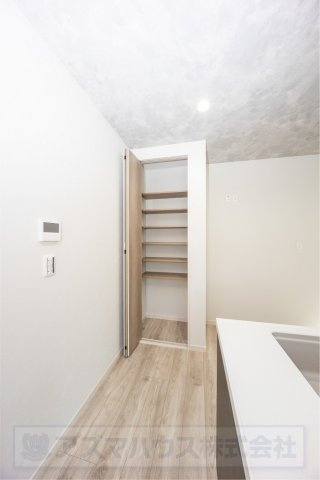 【収納】 | ライフフィールド大野台1丁目Ⅲ　2号地 | 買い置き品の保管にも便利なパントリー！扉をしめればリビングから見てもスッキリ。生活感をグッと抑えられます。