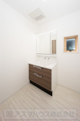 【独立洗面台】 | ライフフィールド大野台1丁目Ⅲ　2号地 | 三面鏡付き独立洗面化粧台！鏡裏やボウル下にたっぷり収納があり、生活感の出やすいアイテムも収納可能。ゆとりの洗面スペース！換気窓があるので湿気もこもらず、いつでも心地よい空間に。