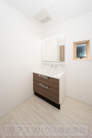 【独立洗面台】 | ライフフィールド大野台1丁目Ⅲ　2号地 | 三面鏡付き独立洗面化粧台！鏡裏やボウル下にたっぷり収納があり、生活感の出やすいアイテムも収納可能。ゆとりの洗面スペース！換気窓があるので湿気もこもらず、いつでも心地よい空間に。