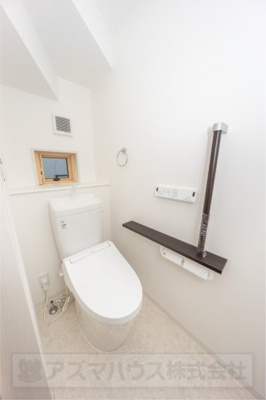 【トイレ】 | ライフフィールド大野台1丁目Ⅲ　2号地 | 冬の寒い時期でも快適な温水洗浄便座付のトイレ！手すりを設け、老後のことにも配慮した設計です。