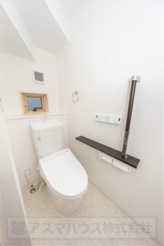 【トイレ】 | ライフフィールド大野台1丁目Ⅲ　2号地 | 冬の寒い時期でも快適な温水洗浄便座付のトイレ！手すりを設け、老後のことにも配慮した設計です。