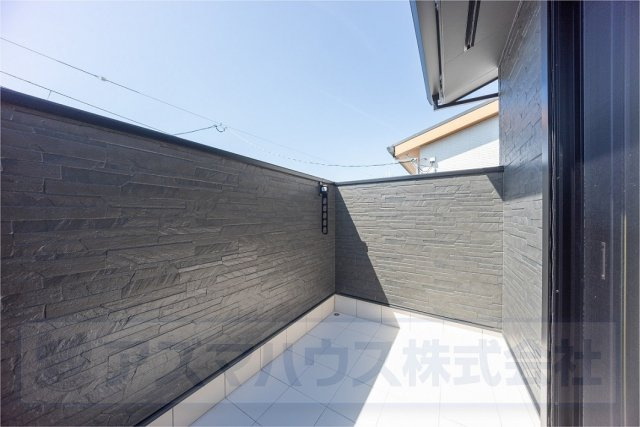 【バルコニー】 | ライフフィールド大野台1丁目Ⅲ　2号地 | 広々とした東南向きバルコニー！椅子を置いて、仕事の合間にカフェタイムを楽しんだりするのもいいですね。