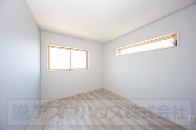 【洋室】 | ライフフィールド大野台1丁目Ⅲ　2号地 | 6帖の洋室！窓には断熱性能が高く、冷暖房費も抑えられる複層ガラスを採用しています。