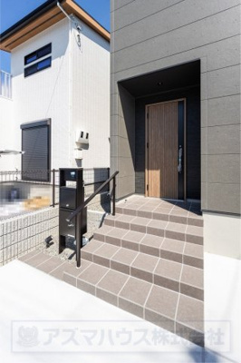 【玄関】 | ライフフィールド大野台1丁目Ⅲ　2号地 | ブラック調を基本とした外壁。アクセントに木目調の玄関扉を採用し、シックに洗練されたイメージへ！