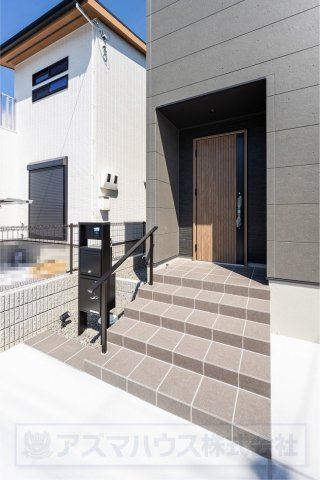 【玄関】 | ライフフィールド大野台1丁目Ⅲ　2号地 | ブラック調を基本とした外壁。アクセントに木目調の玄関扉を採用し、シックに洗練されたイメージへ！