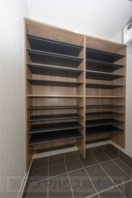 【収納】 | ライフフィールド大野台1丁目Ⅲ　2号地 | 靴はもちろん、土汚れが気になるベビーカーやアウトドア用品も収納できるシューズインクローゼットをご用意！