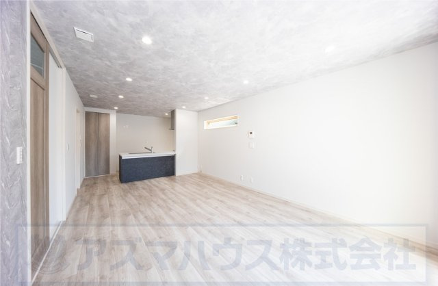 【居間・リビング】 | ライフフィールド大野台1丁目Ⅲ　2号地 | 家族で憩える16.7帖のLDK！キッチン横に水廻りを配し、スムーズな家事動線を実現しています。