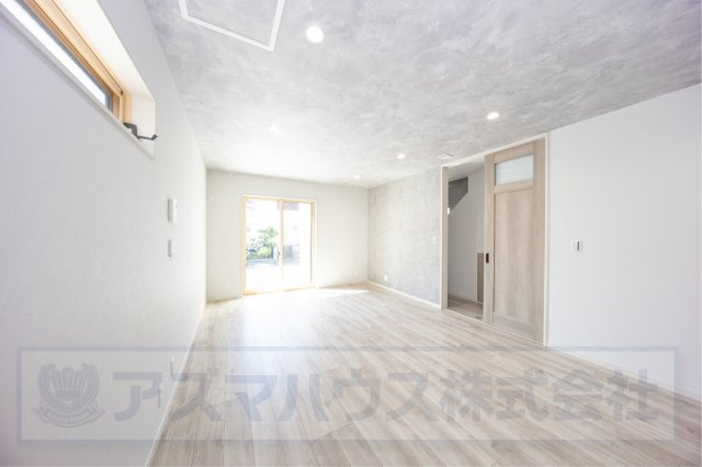 【居間・リビング】 | ライフフィールド大野台1丁目Ⅲ　2号地 | 東南面の掃出し窓から光が降りそそぐ開放的なリビング！気持ちの良いリビングで家族団らんの時間をお過ごしください。