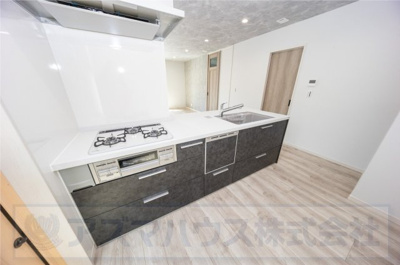 【キッチン】 | ライフフィールド大野台1丁目Ⅲ　2号地 | 広々として調理しやすいセミフラットキッチン採用。スライド式の収納で出し入れもラクラク！