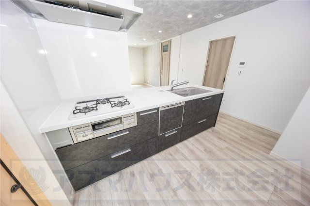 【キッチン】 | ライフフィールド大野台1丁目Ⅲ　2号地 | 広々として調理しやすいセミフラットキッチン採用。スライド式の収納で出し入れもラクラク！