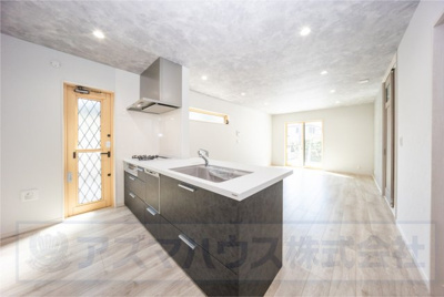 【キッチン】 | ライフフィールド大野台1丁目Ⅲ　2号地 | 食洗機搭載で洗浄から乾燥までワンタッチ！ゴミ出し等に便利な勝手口も備わっています。