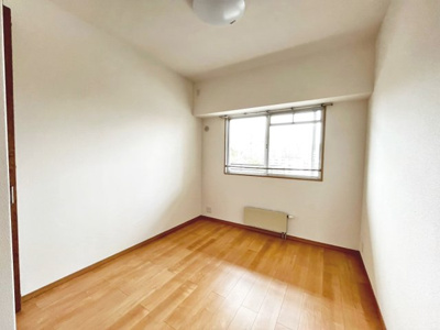 【洋室】 | 光明池アーバンライフ | 全室クロス張り替えております！綺麗な壁紙で部屋が明るく見えて気持ちも明るくなりますね♪