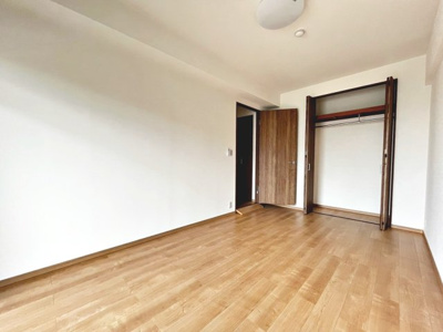 【洋室】 | 光明池アーバンライフ | 【クローゼット】お部屋を広く利用するために必須なクローゼットが全洋室付いています♪もちろんお荷物を収納されても良しの勝手の良いクローゼットは嬉しいですね♪