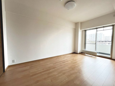 【洋室】 | 光明池アーバンライフ | 【全洋室窓あますよ】穏やかな光が差し込む室内には、穏やかな時間が流れます。休日には、落ち着いた空間で自分の趣味を楽しむのはいかがですか。