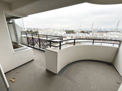 【バルコニー】 | 光明池アーバンライフ | 【バルコニー】開放感のあるバルコニーです♪お洗濯も楽々快適に干せますよ♪バルコニー２ヶ所あるので、洗濯物の多い日も安心ですよ！