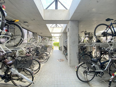 【駐輪場】 | 光明池アーバンライフ | 【駐輪場】屋根ございますので、雨で自転車が濡れないのは、嬉しいポイントですね！
