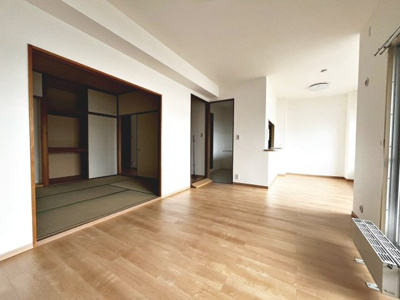 【居間・リビング】 | 光明池アーバンライフ | 【南東向き！５階部分】日当たり・通風・眺望良好！たっぷりの陽光に包まれる明るい住まいに気持ちも明るくなりますね♪