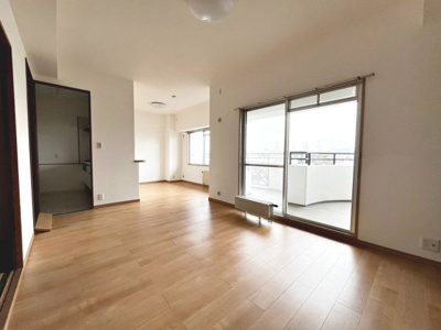 【居間・リビング】 | 光明池アーバンライフ | 【ＬＤＫ約13.3帖】大きな窓のあるリビングは、陽光あふれる明るい空間です♪居心地良く、ご家族皆がゆったり寛げる憩いの空間となりそうです♪