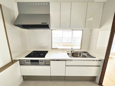 【キッチン】 | 光明池アーバンライフ | 【使いやすいシステムキッチン】３口コンロですので、お料理の幅も広がりますね♪収納も沢山あり使いやすそうなキッチンです！