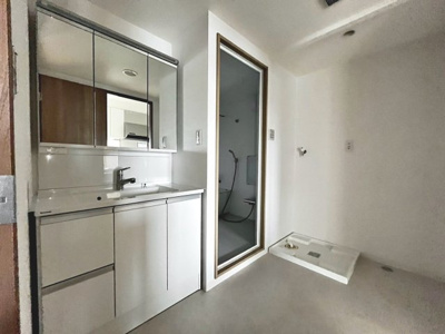 【独立洗面台】 | 光明池アーバンライフ | 【洗面所】身だしなみを整えるのに重宝するシャワー付きの洗面台です♪洗面台に収納もあるため、整頓しやすいですね！