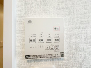 暖房機能があるため、冬場でも温かい浴室で入浴でき、乾燥機能があるため、水気を素早く取り除けます。また、換気機能があるため、湿気を素早く排出してカビや雑菌の発生を防ぐことができます。