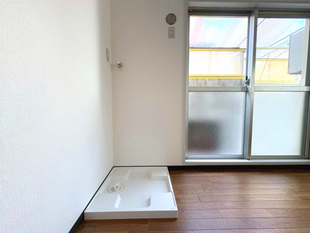 洗濯物の仕分け作業がしやすく、整理整頓が容易になります。洗濯音や湿気を他の部屋に持ち込まず、生活環境を快適に保ちます。上部を活用すれば収納スペースを確保でき洗剤や洗濯用品の整理もしやすくなります。