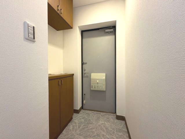 大きな玄関収納付きの玄関です　家族皆様の履物をしっかり収納できます