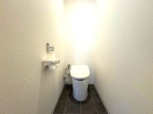 温水洗浄便座付トイレは温水洗浄機能により、暖かい水でおしりを洗浄することができ、冷たい水を使う従来の便座に比べ、温水洗浄機能で暖かいトイレを提供し、快適な使用を可能にします。