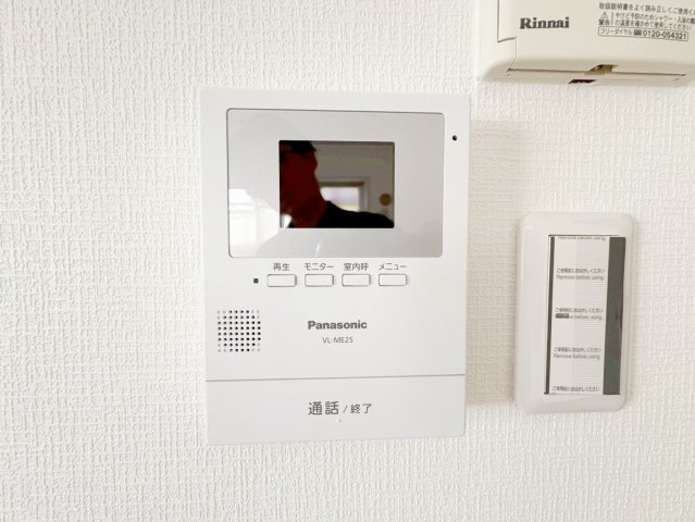 訪問者が来たときにテレビ画面で確認できるため、安心してドアを開けられます。録画機能があるものもあり、留守中に来訪者を記録しておくことができます。利便性が高く、セキュリティ面でも安心です