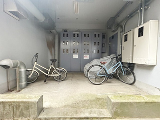 【駐車場】 | 自転車置き場。マンションの共用部にあたります。空きの有無や駐輪料金、各戸の台数制限などについては、改めてお問い合わせください。～即日のご見学可能～　お問合せはお気軽にどうぞ。