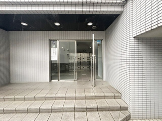 【エントランス】 | オートロックを備えた、マンションのエントランス。やはりセキュリティの観点は欠かすことができません。皆様を“安全”に送り出し、出迎えてくれます。～即日のご見学可能～　お問合せはお気軽にどうぞ。