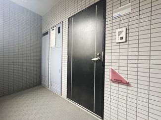 【その他共用部分】 | 皆様をお迎えする、お部屋の玄関ドア。開けやすさや開放角度、ドアノブの操作しやすさや鍵の形状などを、現地で一度ご確認ください。～即日のご見学可能～　お問合せはお気軽にどうぞ。