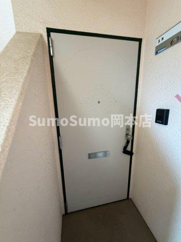 昴ビル の玄関|収納もある玄関です