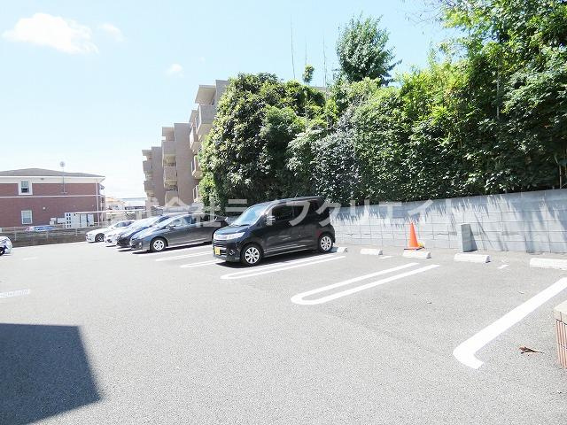 メゾンユウソウの駐車場