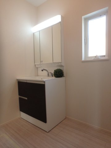 高倉台２丁目戸建の独立洗面台|ゆったりとした広さのランドリースペースがあります。