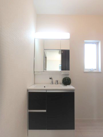 高倉台２丁目戸建の独立洗面台|朝の身支度に欠かせない独立洗面台です。三面鏡となっており収納も豊富です。