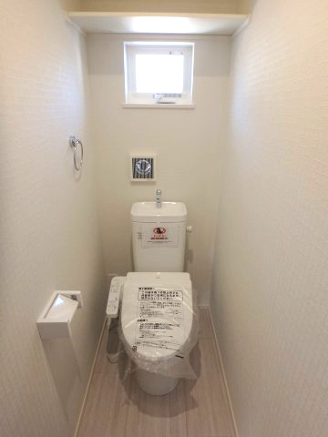 高倉台２丁目戸建のトイレ|各階にトイレがあります。小窓がある為明るいです。