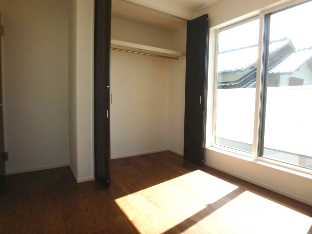 高倉台２丁目戸建の収納|南西側5.24帖洋室のWICです。お洋服や季節もの等収納いただけます。