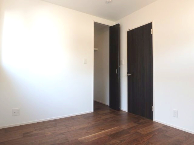 高倉台２丁目戸建の収納|北東側5.24帖洋室です。窓が２箇所あります。