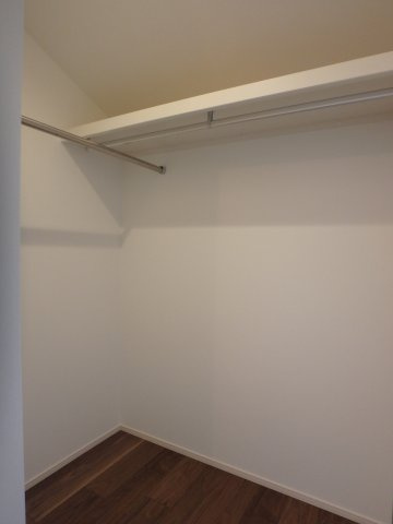 高倉台２丁目戸建の収納|北東側5.24帖洋室のWICです。