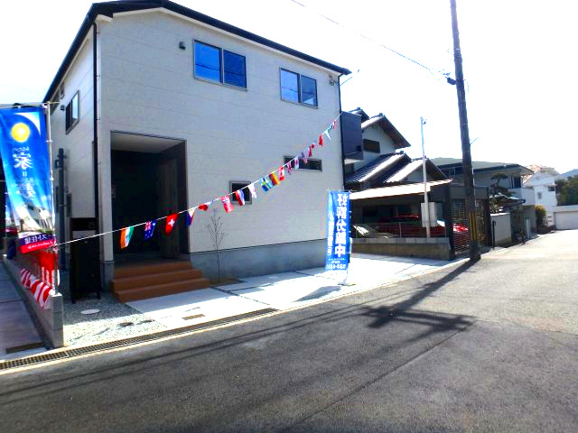 高倉台２丁目戸建の前面道路含む現地写真|東側公道6.02ｍです。
閑静な住宅街です。