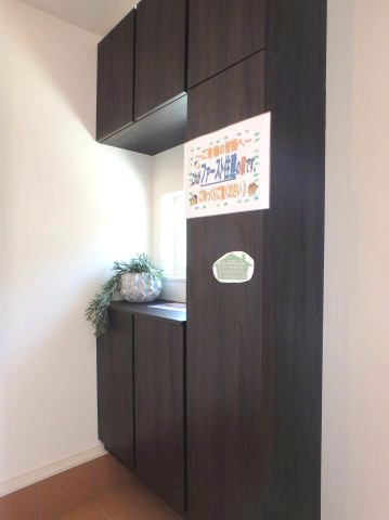 高倉台２丁目戸建の玄関|収納もある玄関です