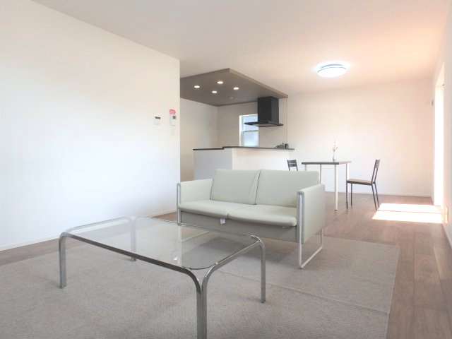 高倉台２丁目戸建の居間・リビング|20帖のLDKです。
ゆったりとした広さがあるのでご家族団らんの時間をお過ごしいただけます。