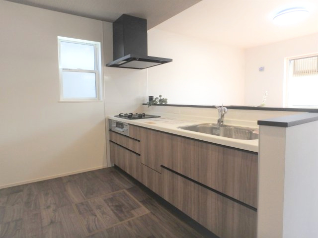 高倉台２丁目戸建のキッチン|３口コンロ付きのシステムキッチンです。
床下収納を是非ご活用ください。
収納スペースが豊富な為ゆったりとしたお料理スペースを確保できます。