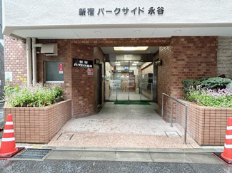 【エントランス】 | お客様を、そして住人を出迎えてくれるマンションのエントランス。ゴミが落ちていないことからも、管理状態の良さや住民の節度の高さが見て取れます。～即日のご見学可能～　お問合せはお気軽にどうぞ。
