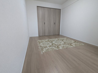 【洋室】 | ライオンズマンション北鈴蘭台第2 | 落ち着いた色合いの内装です。