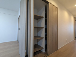 【収納】 | ライオンズマンション北鈴蘭台第2 | 廊下にある収納です。多用途にお使い頂けます。